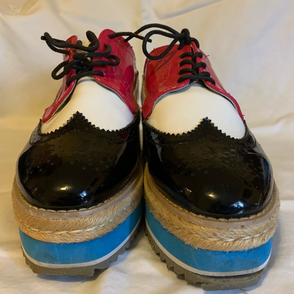 Vintage platform Oxfords in very good condition.